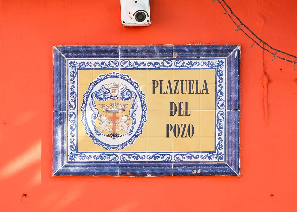 A street sign at Plazuela del Pozo, Getsemaní, Cartagena (2020).